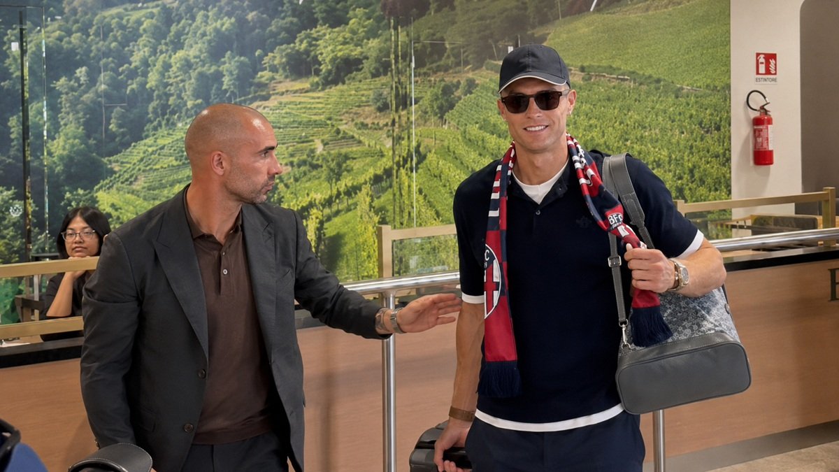 Artem Dovbyk arrives at Bologna