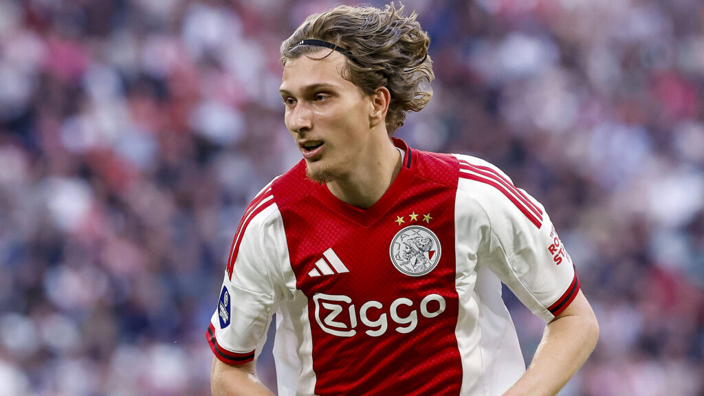 VoetbalNieuws: Juventus Join Roma in Race for Ajax Talent Mika Godts