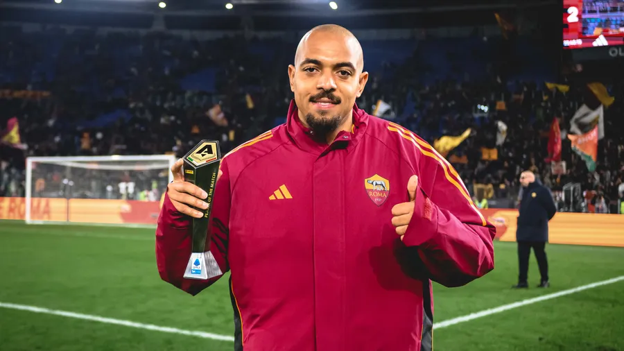 Roma striker Donyell Malen with the Serie A Player of the Month award