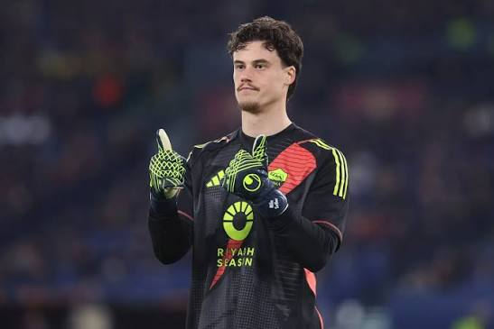 Mile Svilar wearing Roma’s goalkeeper kit
